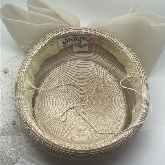 Elegant Cream Fascinator with Bow and Netting - Picture 8 of 12